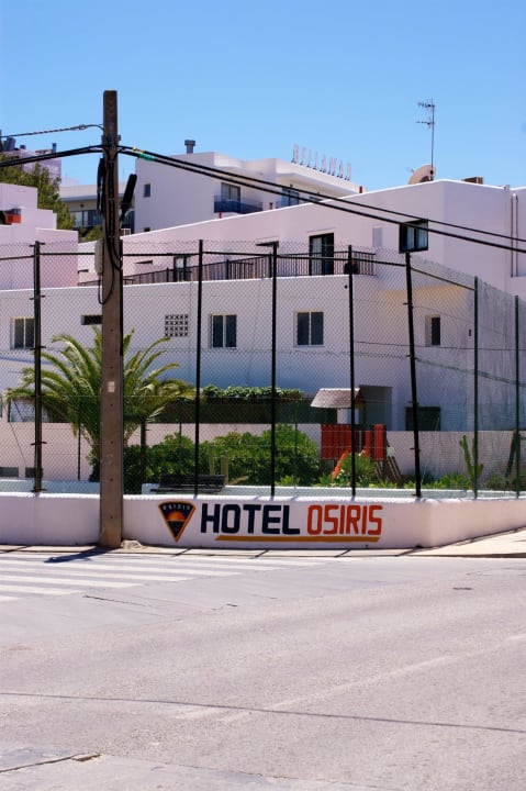 Rückansicht, Tennisplatz Hotel Osiris