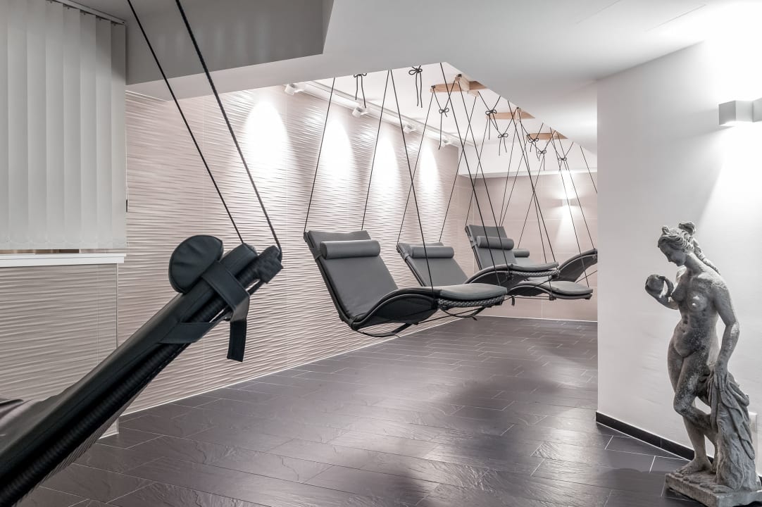 Schwebeliegen bieten entspannte Stunden im Schwimmbadbereich Hotel Ideal