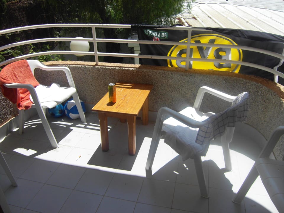 Balkon mit Blick auf Pool und kleiner Rezeption BJ Apartamentos Club Sa Coma
