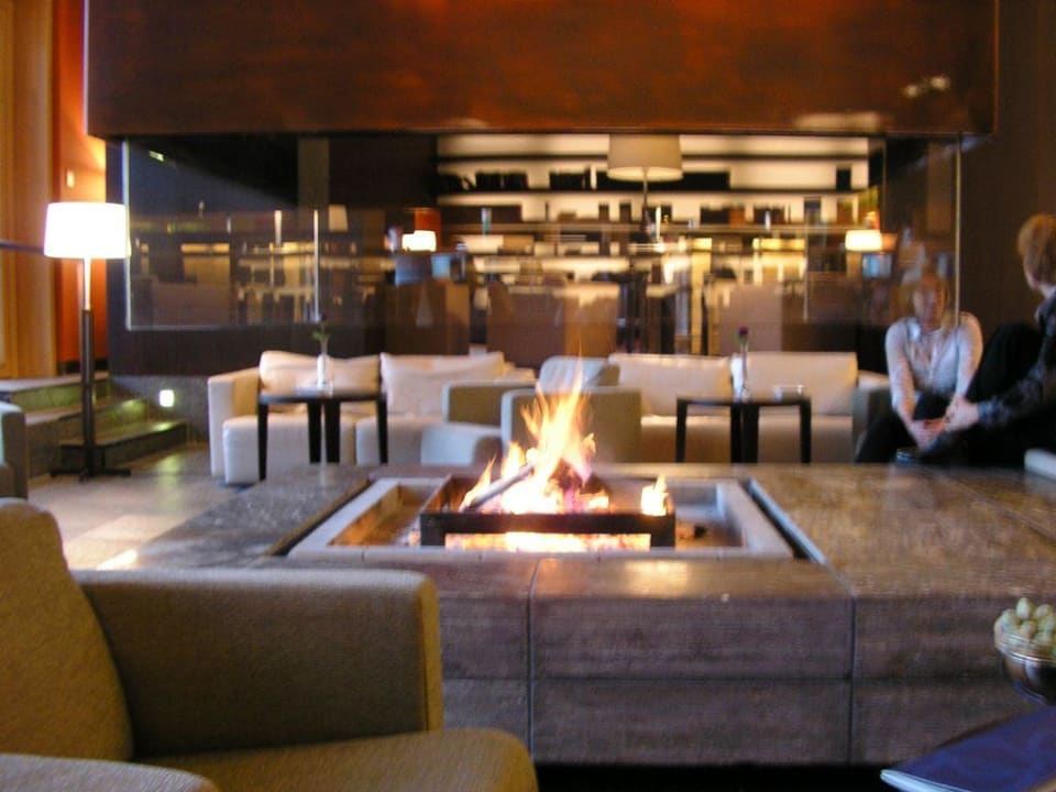 an der Hotelbar mit offenem Kamin des Interconti Berchtesgad Kempinski Hotel Berchtesgaden