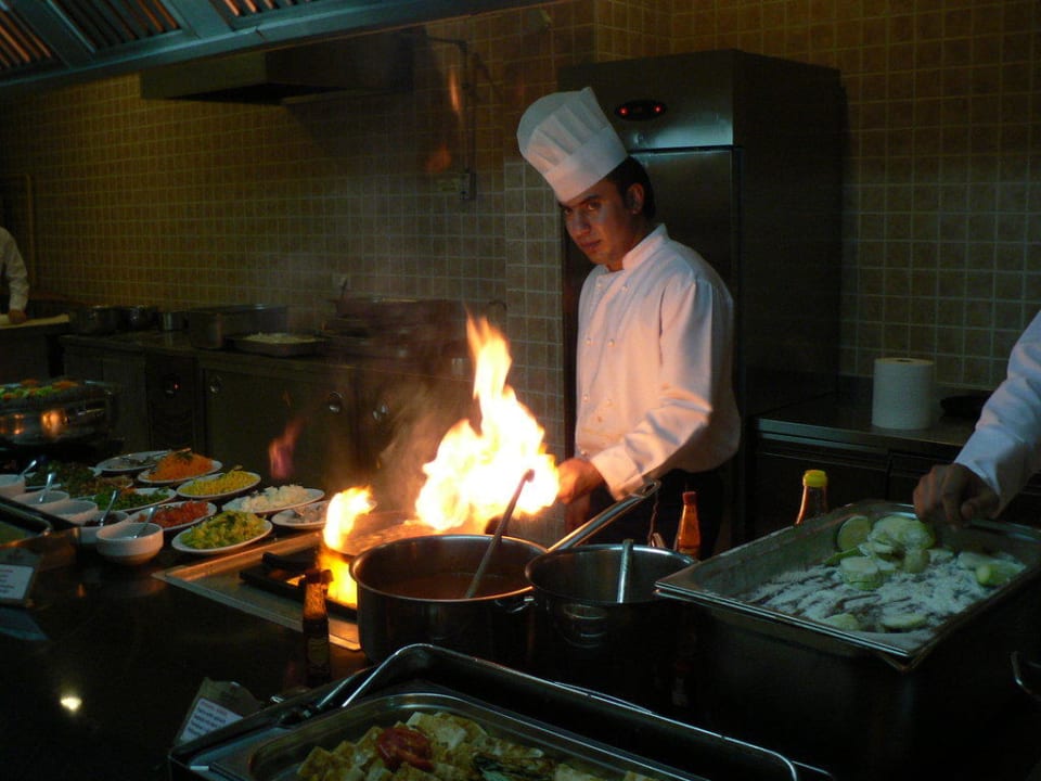 Koch beim flambieren Vita Silva Hotel