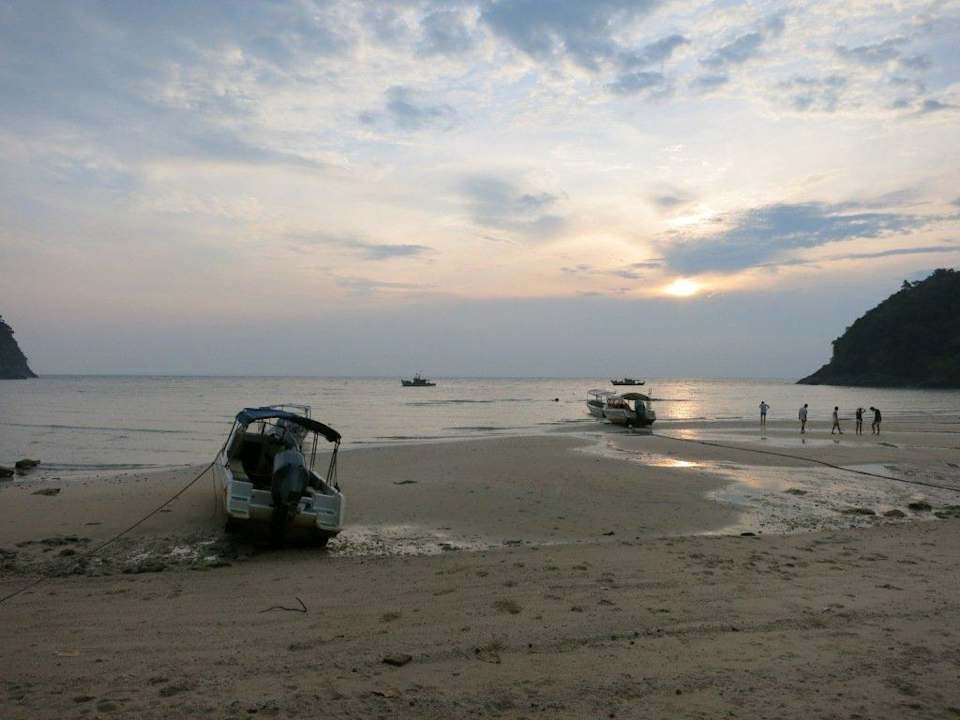 Strand bei Ebbe Tenggol Island Beach Resort