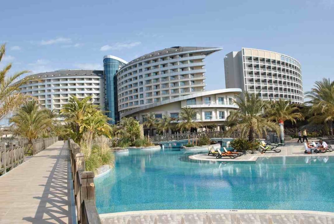 Von der Poolanlage zum Hotel Royal Wings Hotel