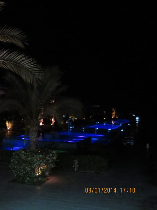 Poolanlage bei Nacht JAZ Aquamarine Resort