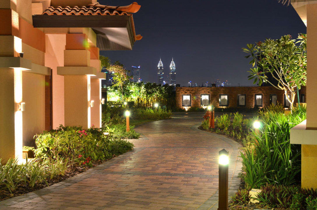 На территории отеля Anantara The Palm Dubai Resort