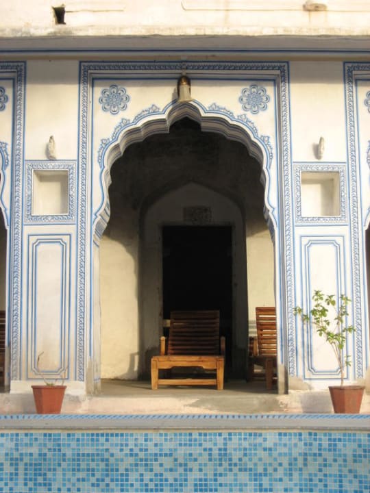 Überdachte Liege am Pool Hotel Nimaj Palace