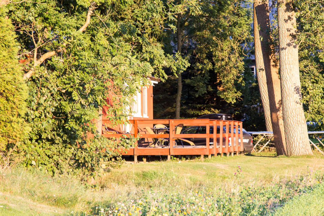 Die Terrasse des Nachbarhäuschens in der Abendsonne Nordseeferienhof Katthusen