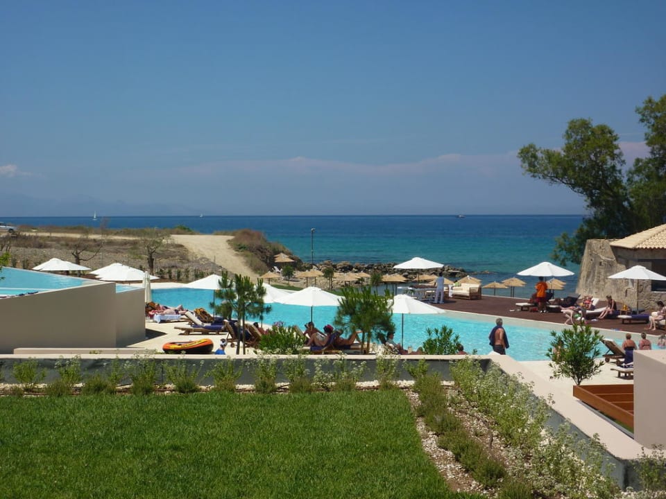 Pelouse, piscine et mer Atlantica Eleon Grand Resort, Tragaki