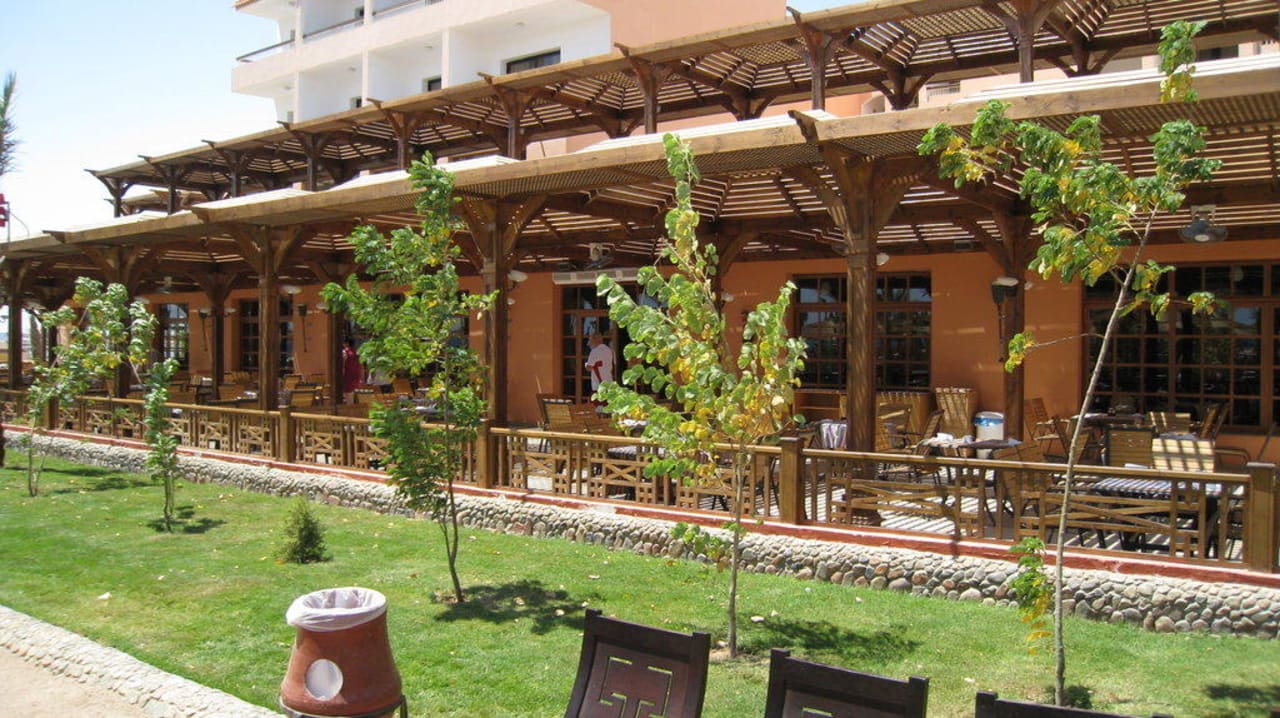 Terrasse eines Restaurant Beach Albatros Resort