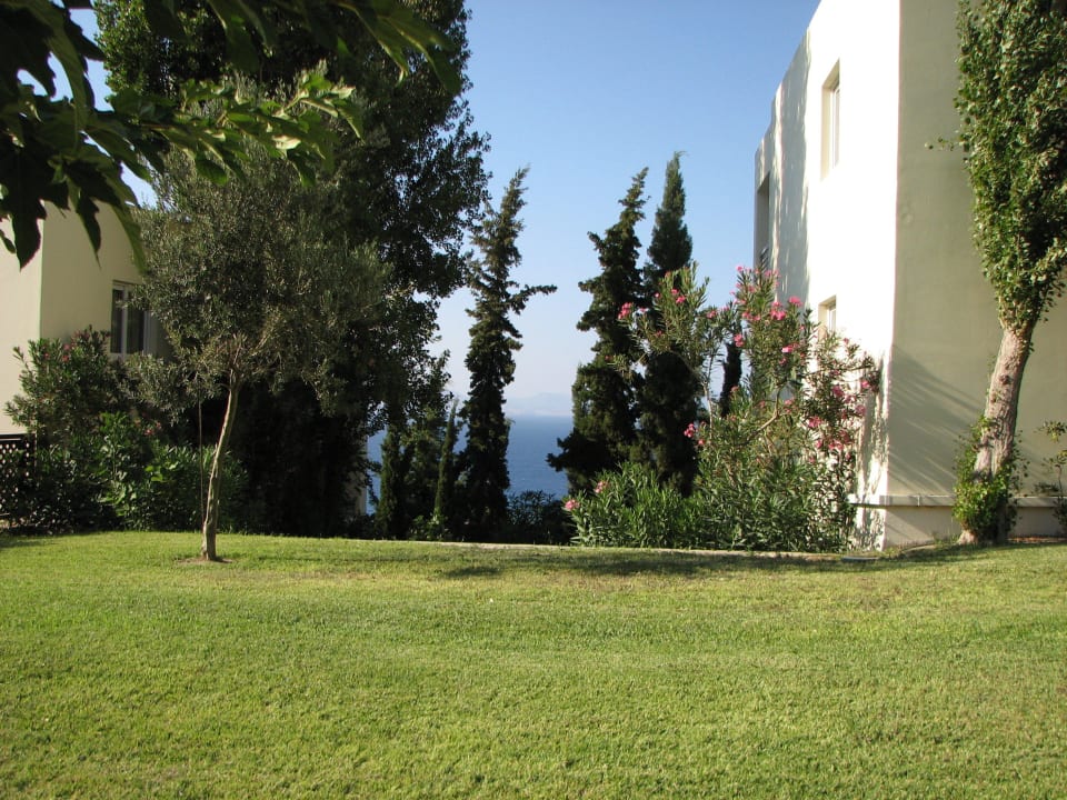 Budynki hotelu na wzgórzu Kipriotis Aqualand