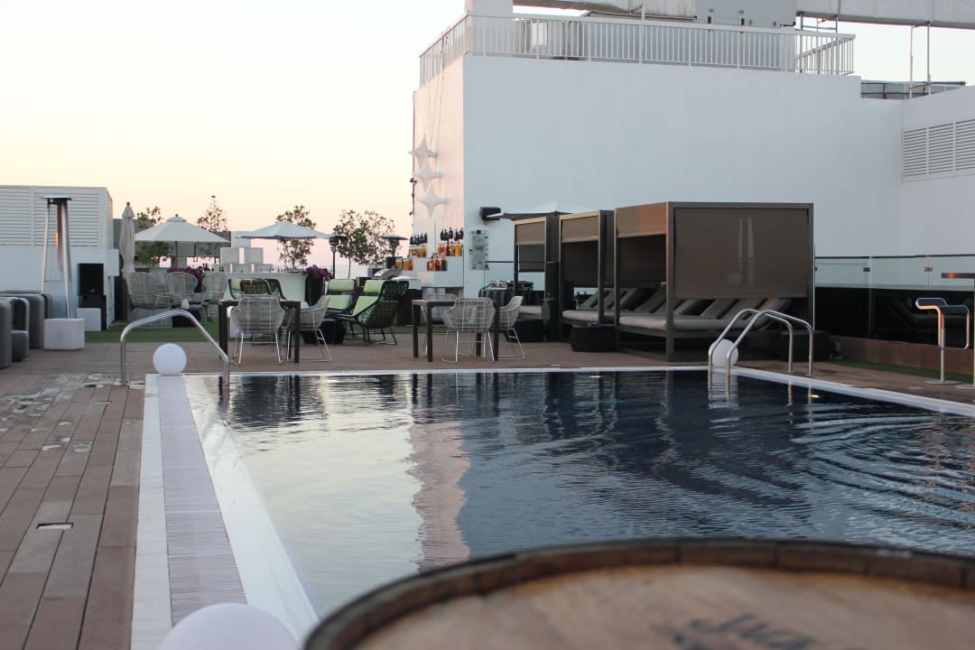 Pool auf der Dachterrasse The Canvas Hotel Dubai MGallery By Sofitel