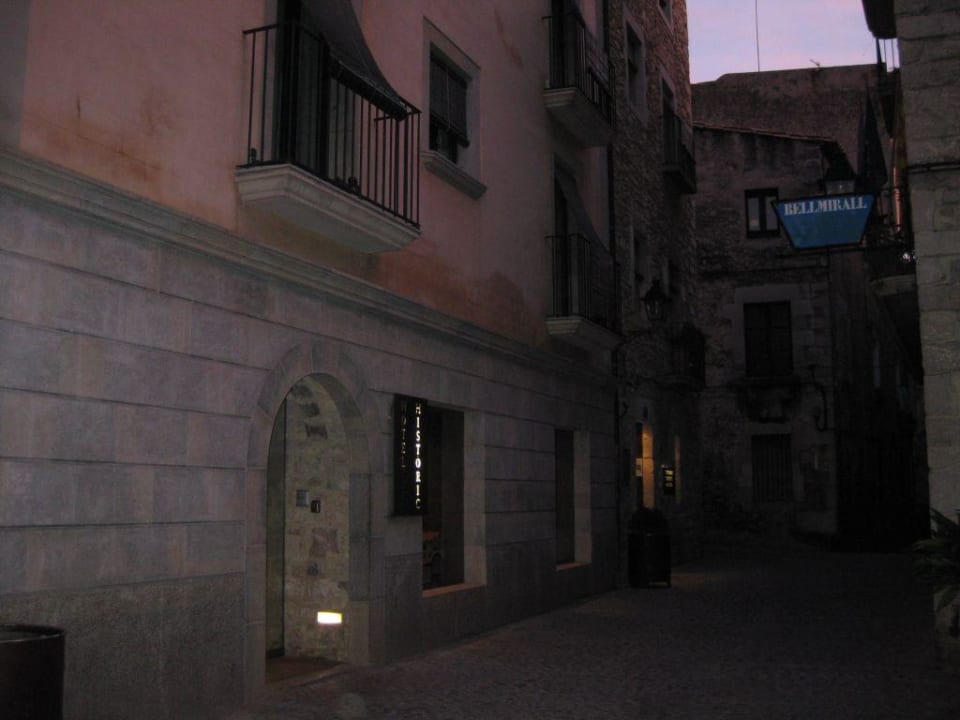 Links ist der Hoteleingang Hotel Historic