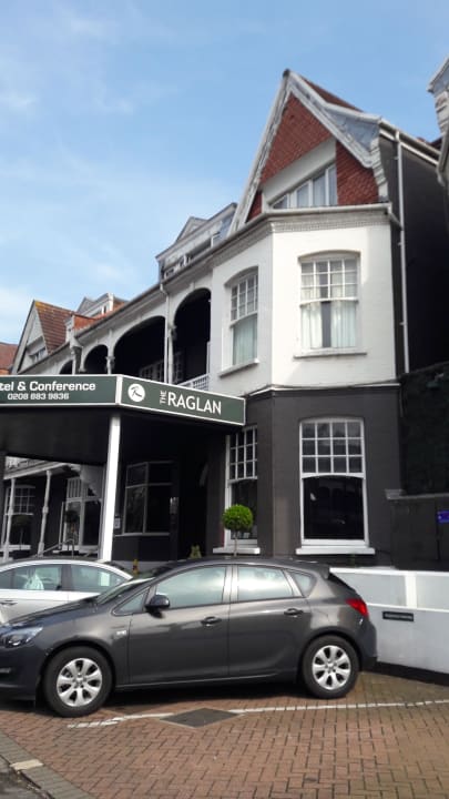 Hoteleingang The Raglan Hotel