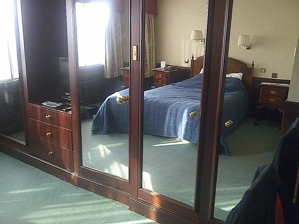 Nicht nur Schrank, sondern auch Durchgang zum Bad Treehouse Hotel London