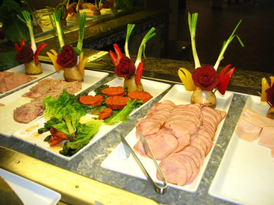 Wurstbüffet - kurz vor 10.30 Uhr Catalonia Playa Maroma