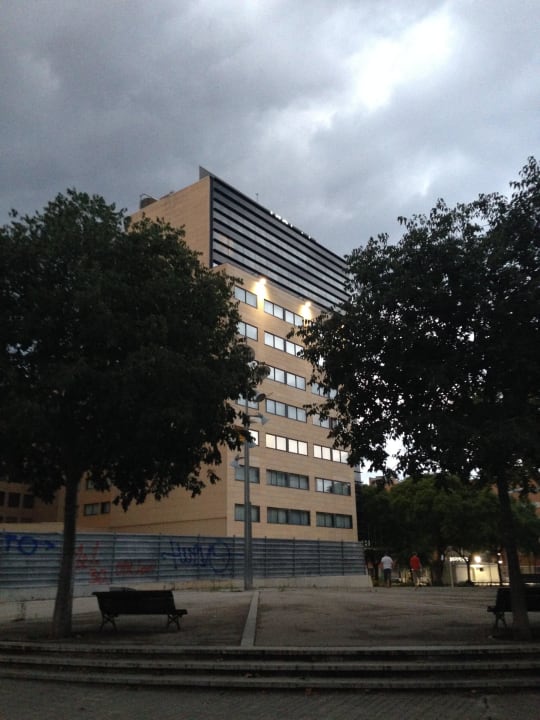 Hotel von außen am Abend H10 Marina Barcelona