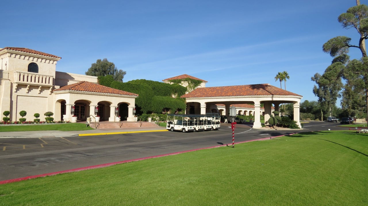 Hauptgebäude mit Eingang Hotel Scottsdale Plaza Resort