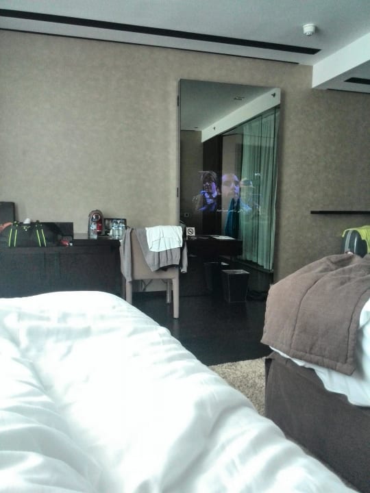 Kaum erkennbar der TV im Spiegel The Canvas Hotel Dubai MGallery By Sofitel