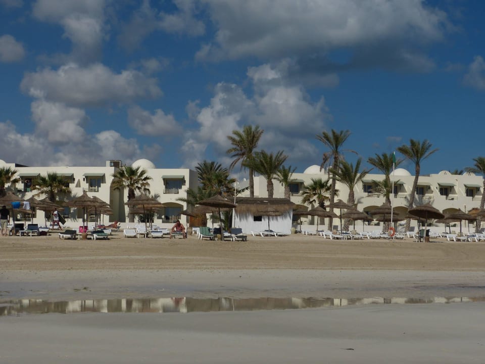 Blick vom Meer auf den Club ROBINSON DJERBA BAHIYA