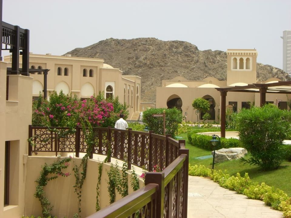 Blick Richtung Spa in der Hotelanlage Miramar Al Aqah Beach Resort