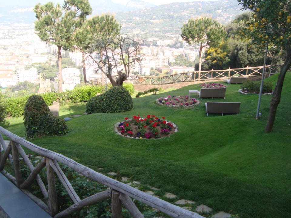 Gartenanlage neben dem Pool Grand Hotel President