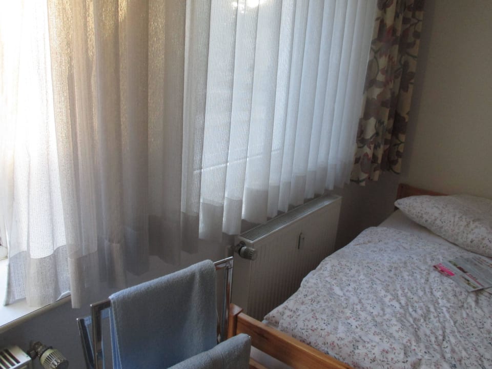 Schwarze Gardinenund Fenster Apartmenthaus Hartl