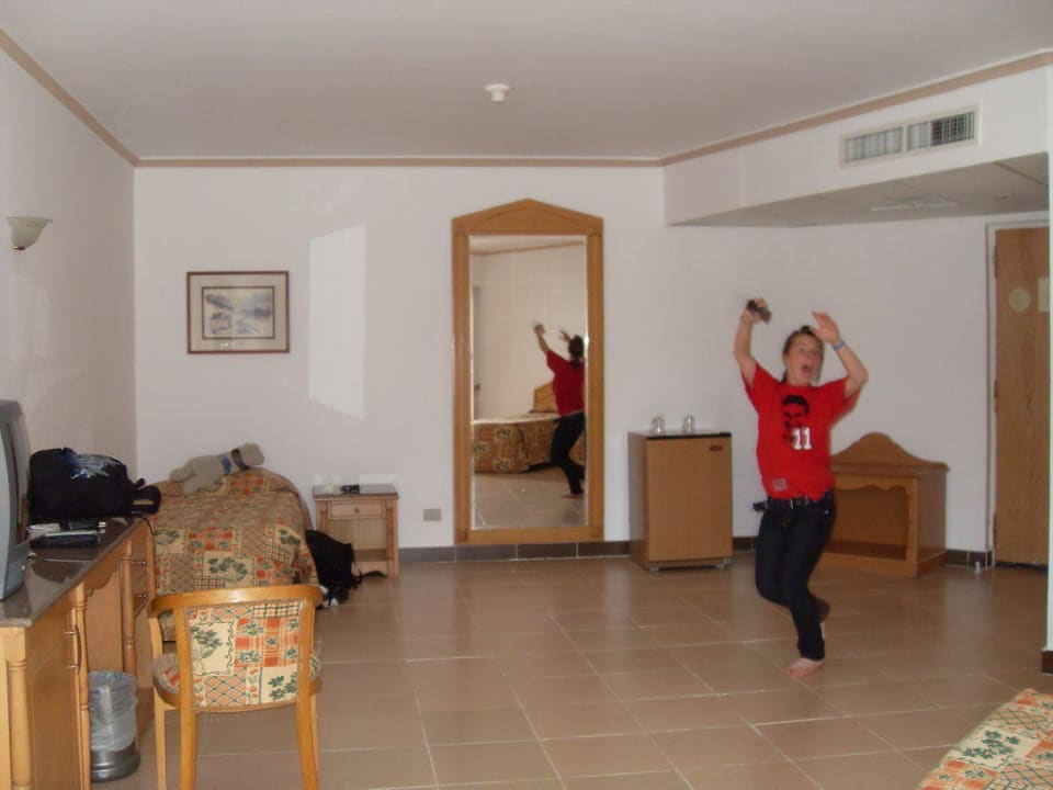 Tochter beim toben im Riesenzimmer Beach Albatros Resort