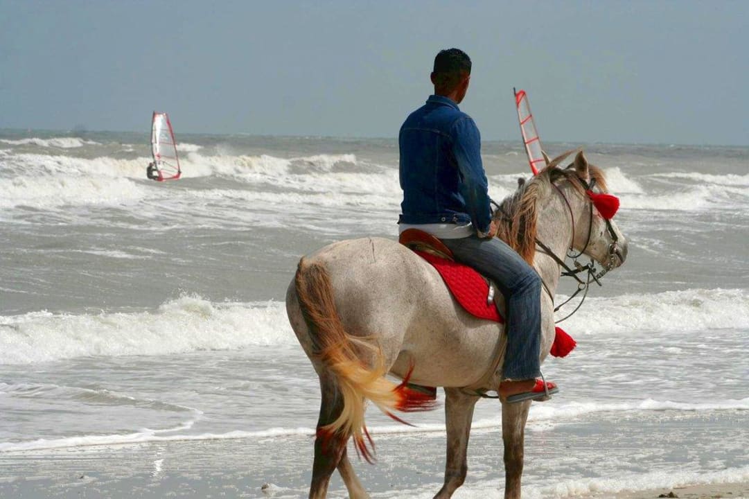 Serkan und Deniz in der Brandung TUI MAGIC LIFE Penelope Beach