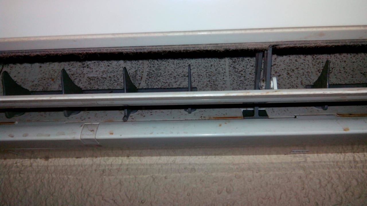 Zimmer 143 - schimmelige, dreckige Klimaanlage Berjaya Beau Vallon Bay Resort & Casino