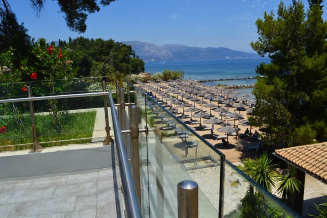 Widok z basenu na plaze Kontokali Bay Resort & Spa