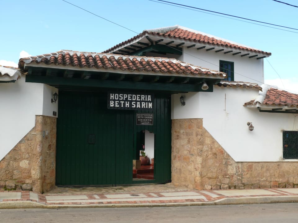 Außenansicht/ Eingangstor Hotel Beth Sarim