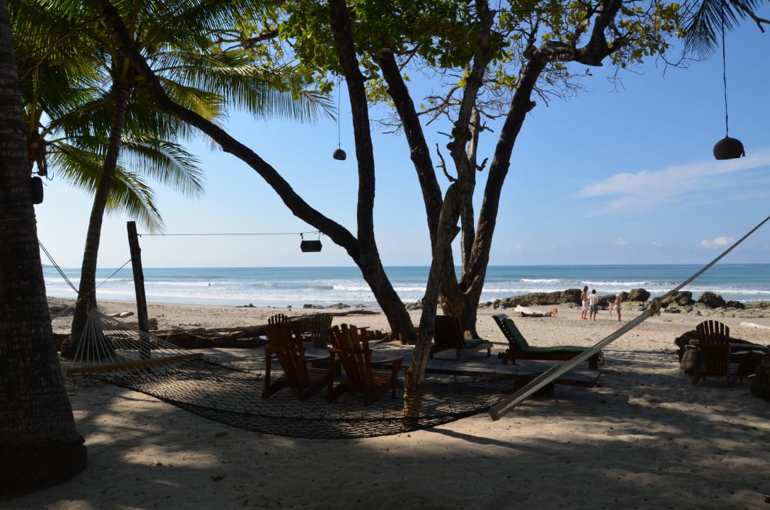 Schöner Strand mit Sitzmöglichkeiten Hotel Tropico Latino