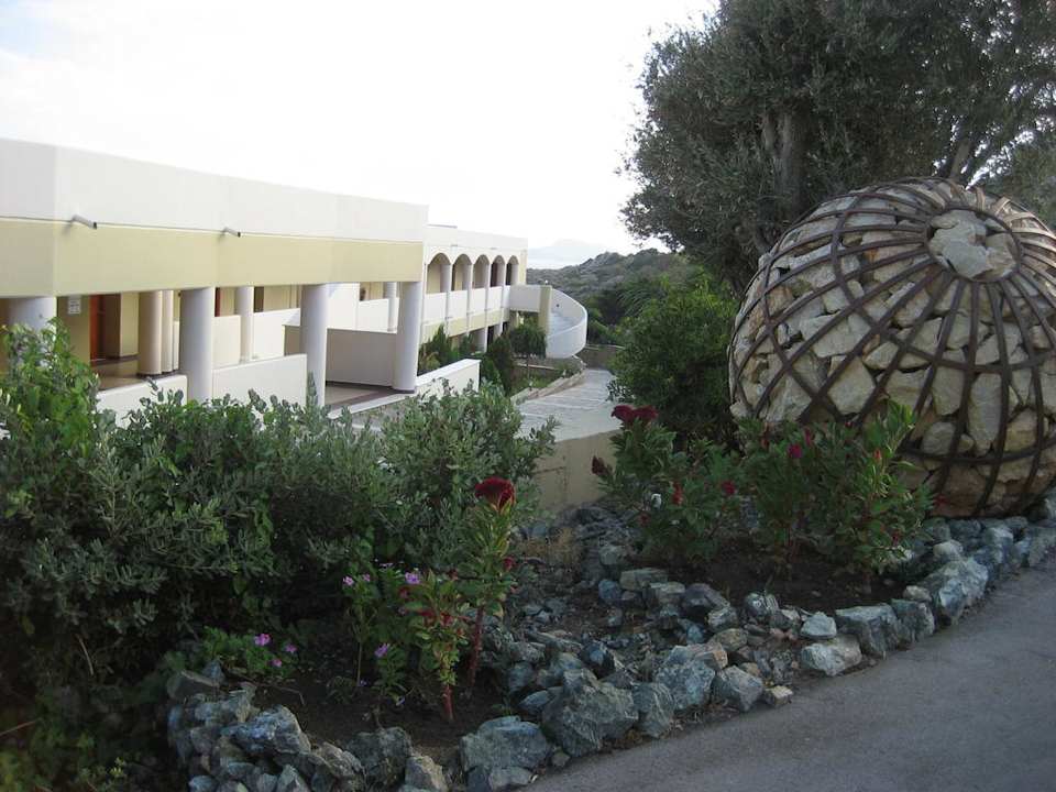 Weg zum Zimmer vom Restaurant Thalassa aus Hotel Kalithea Horizon Royal