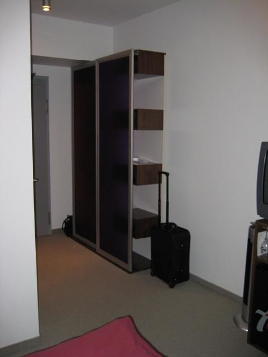 Offener Kleiderschrank Auszeit Hotel Düsseldorf