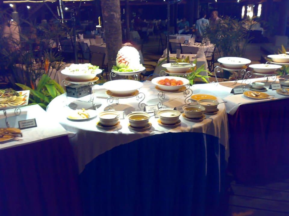 Das abendliche Buffet Courtyard by Marriott Phuket, Patong Beach Resort