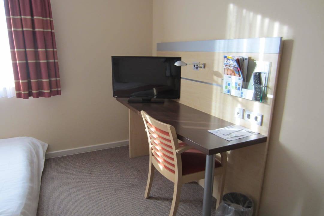 Schreibtisch und TV Holiday Inn Express Berlin City Center