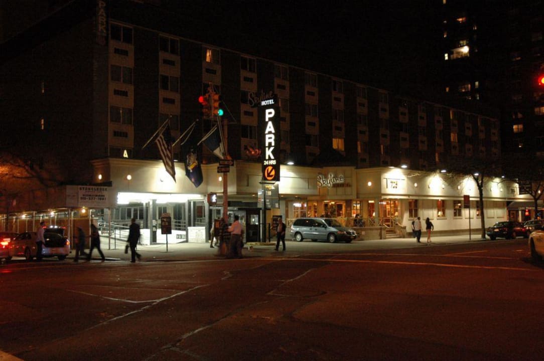 Skylinehotel nachts The Skyline Hotel New York