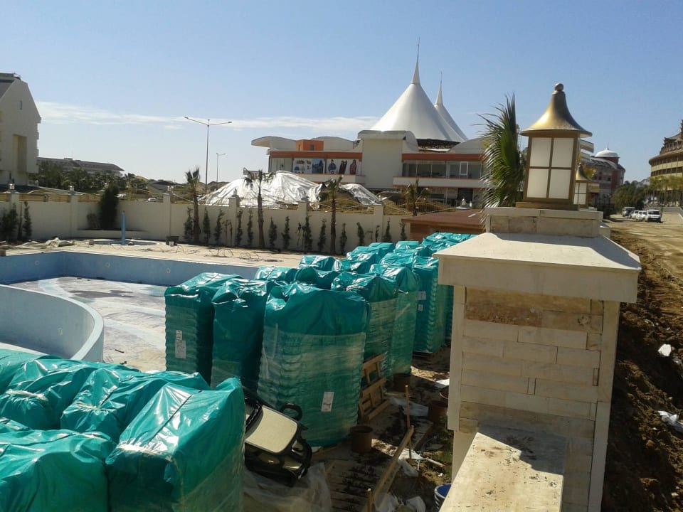 Noch sitzen viele Baumaterialen im Gelände Well Palace Side