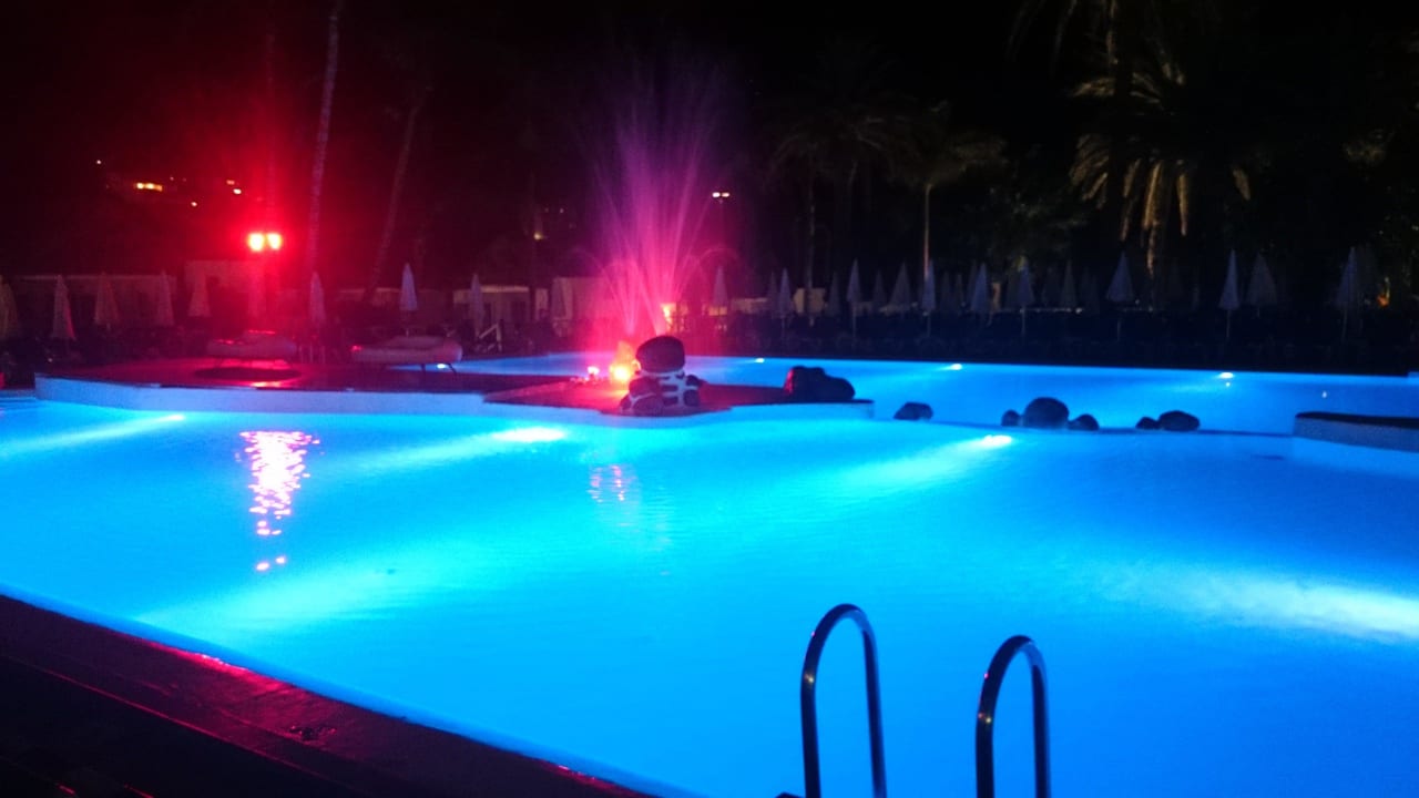 Pool bei Nacht Bull Costa Canaria & Spa - Adults only