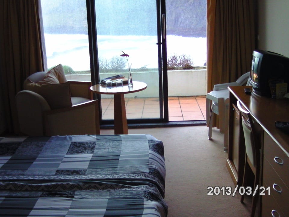 Tipp: eigene Bettbezüge mitnehmen Caloura Hotel Resort