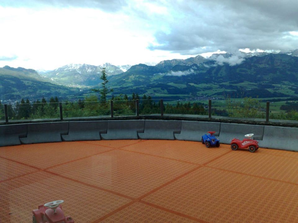 Bobby Car  auf der Terrasse im Freien Familotel Allgäuer Berghof