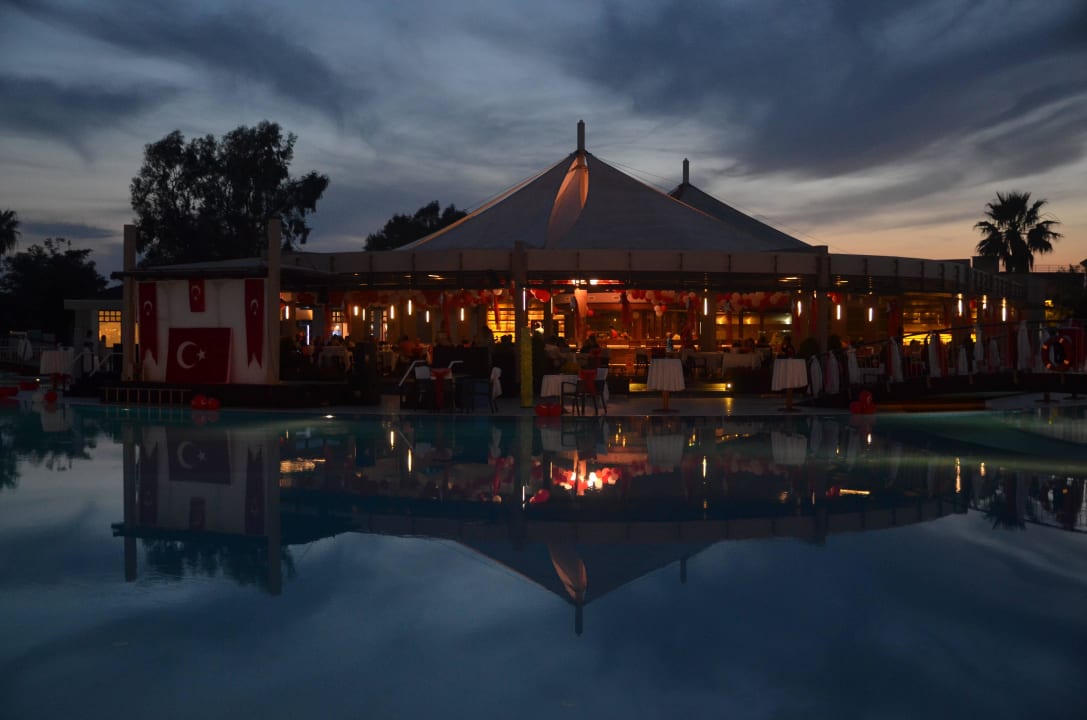 Strandbar, geschmückt für den Feiertag Sunis Elita Beach Resort & Spa