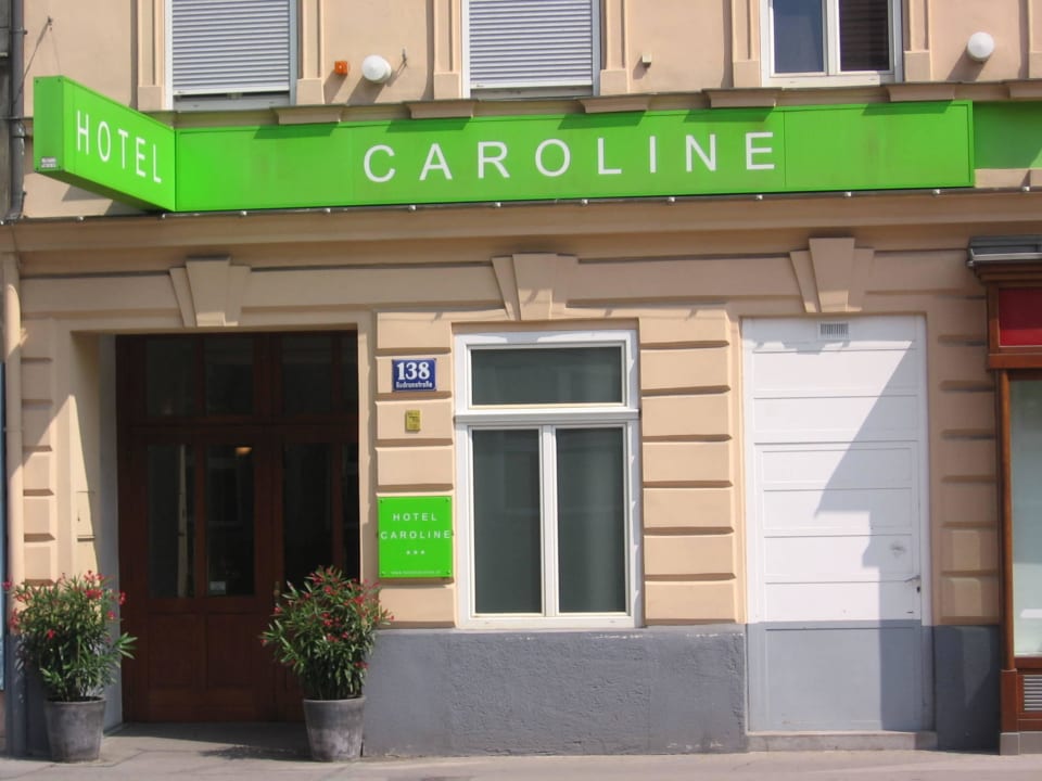 Pohled na vchod Hotel Caroline