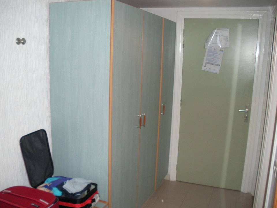 Schrankwand im Zimmer Calimera Yati Beach