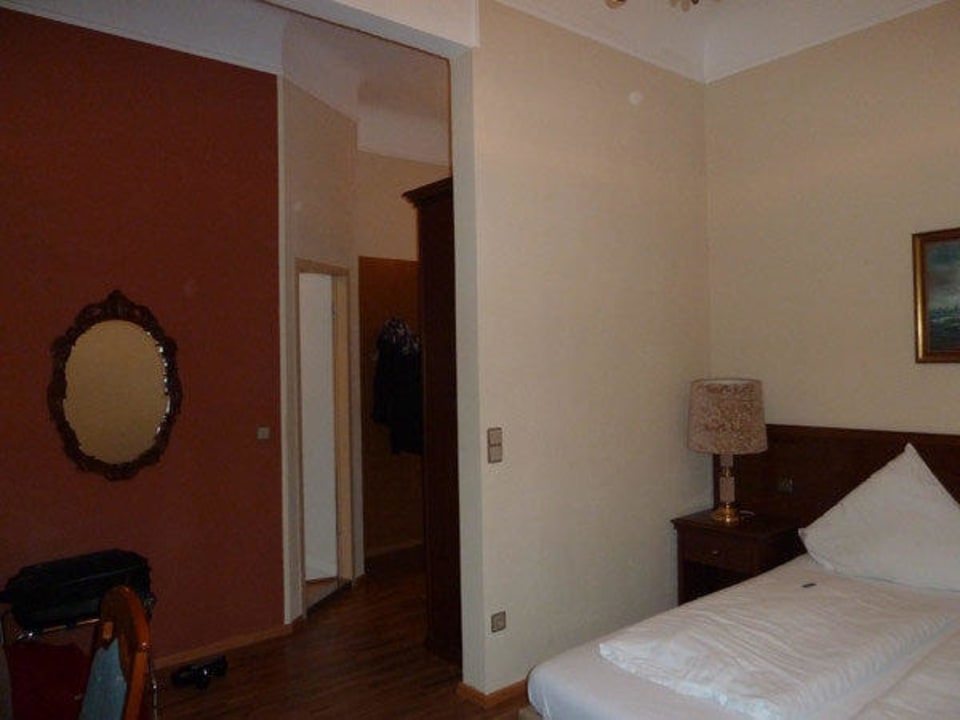 Zimmer 24 Blick zum Eingang Hotel Weisses Haus