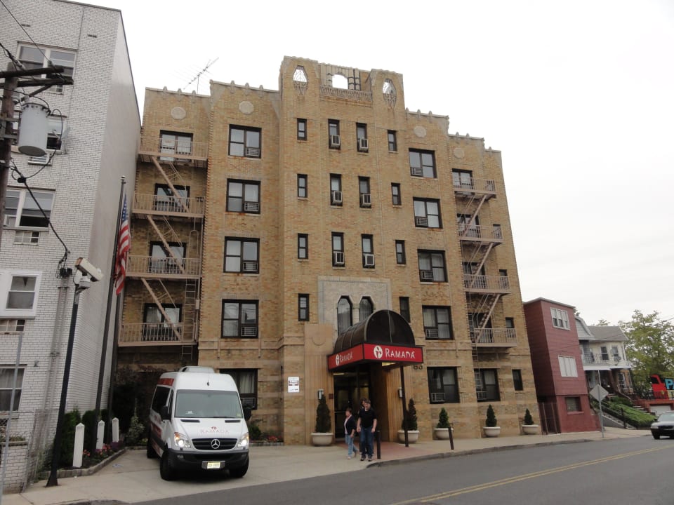 Blick von außen Ramada by Wyndham Jersey City