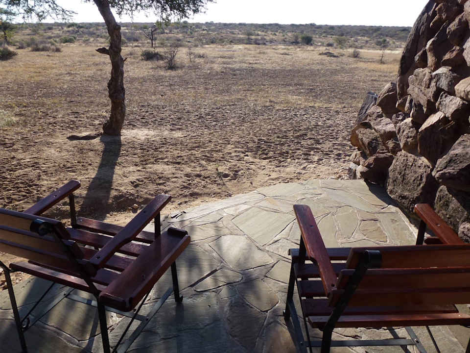 Blick von der Terrasse zum Wasserloch Kalahari Bush Breaks Lodge