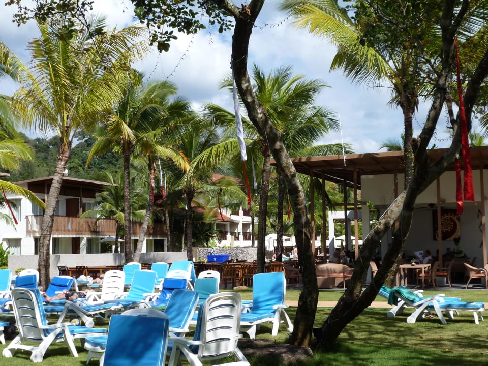 Liegewiese zwischen Pool und Strand The Briza Beach Resort Khaolak