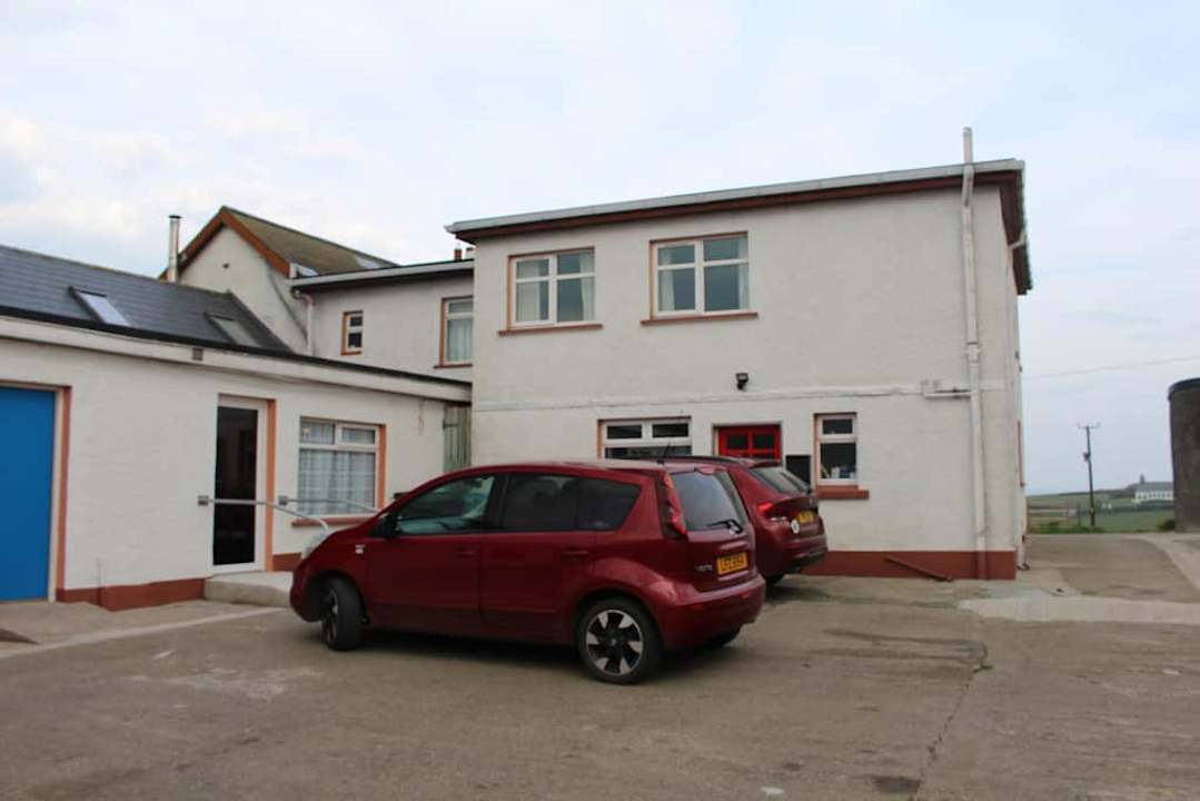 Widok na hotel od strony parkingu Carnside Guest House