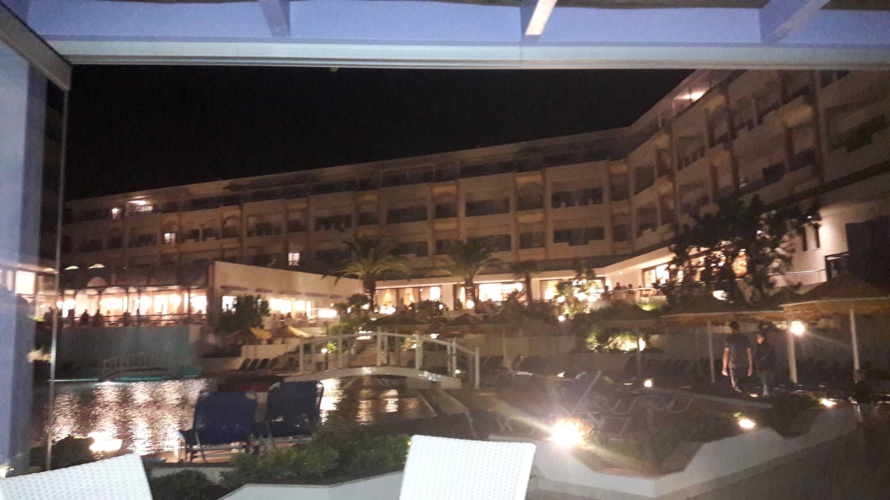 Blick auf das Hotel, von einem A-la-carte Restaura Hotel Serita Beach